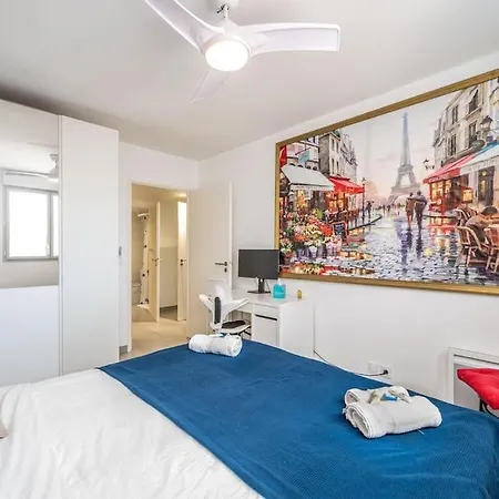 Juan Les Pins Two Bed Access アパート アンティーブ